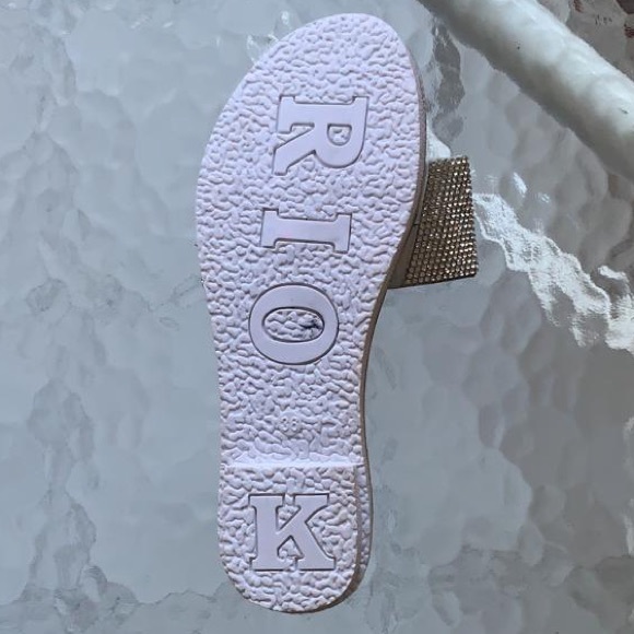 Silver Flat Sandals flip flops New size 6 - Picture 4 of 5